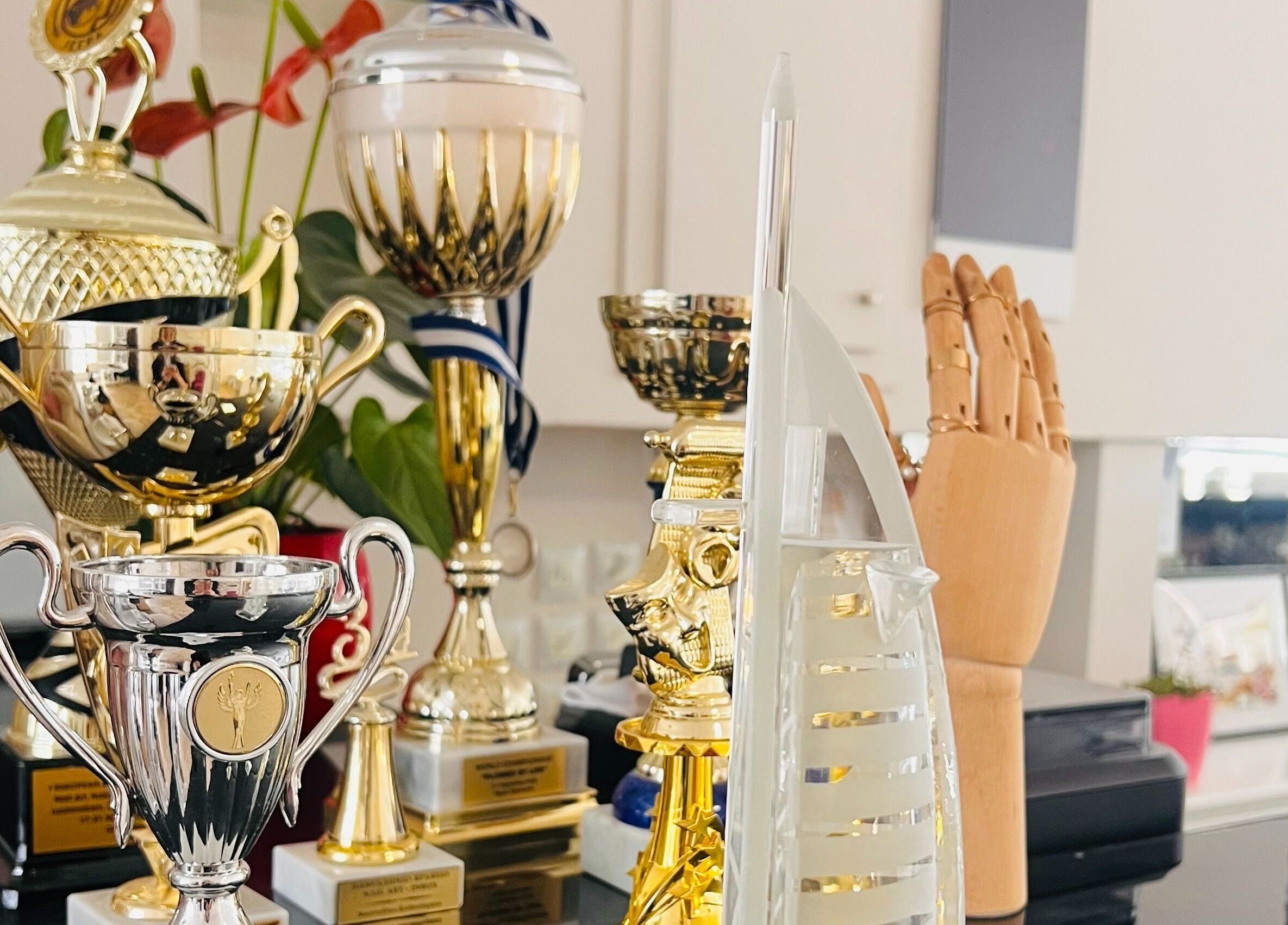 Βραβεία στο BartDon Studio | Academy | Shop, Θεσσαλονίκη, GR, επιδεικνύοντας επιτεύγματα στη βιομηχανία ομορφιάς.