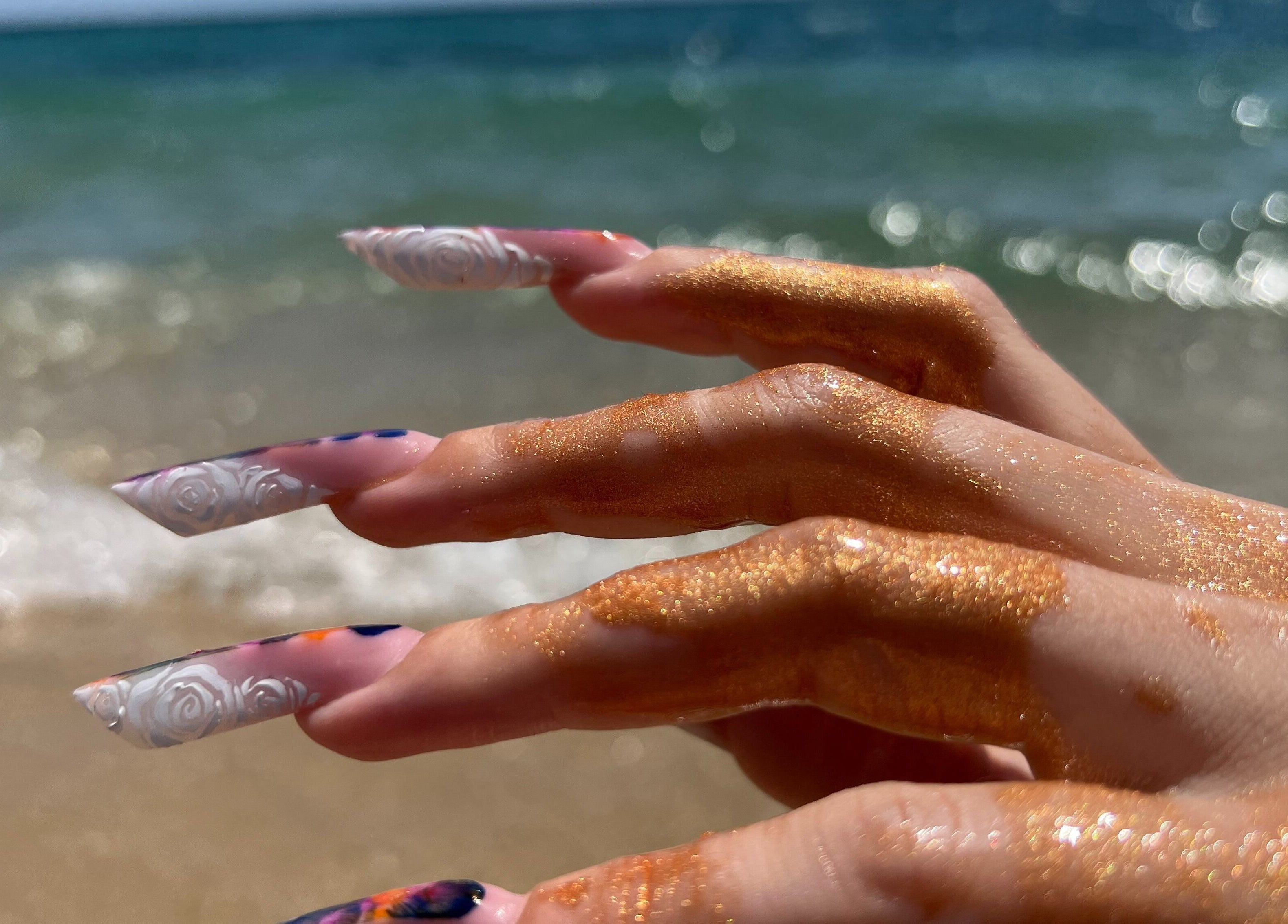 Λαμπερά νύχια με ανάγλυφα σχέδια στην παραλία από BartDon Studio | Academy | Shop, Θεσσαλονίκη, GR.