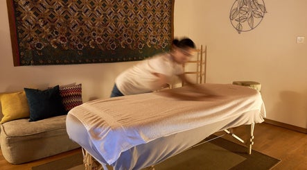 Salle de massage apaisante à À Toi À Moi, Romanel-sur-lausanne, Vaud, CH. Ambiance chaleureuse et relaxation.