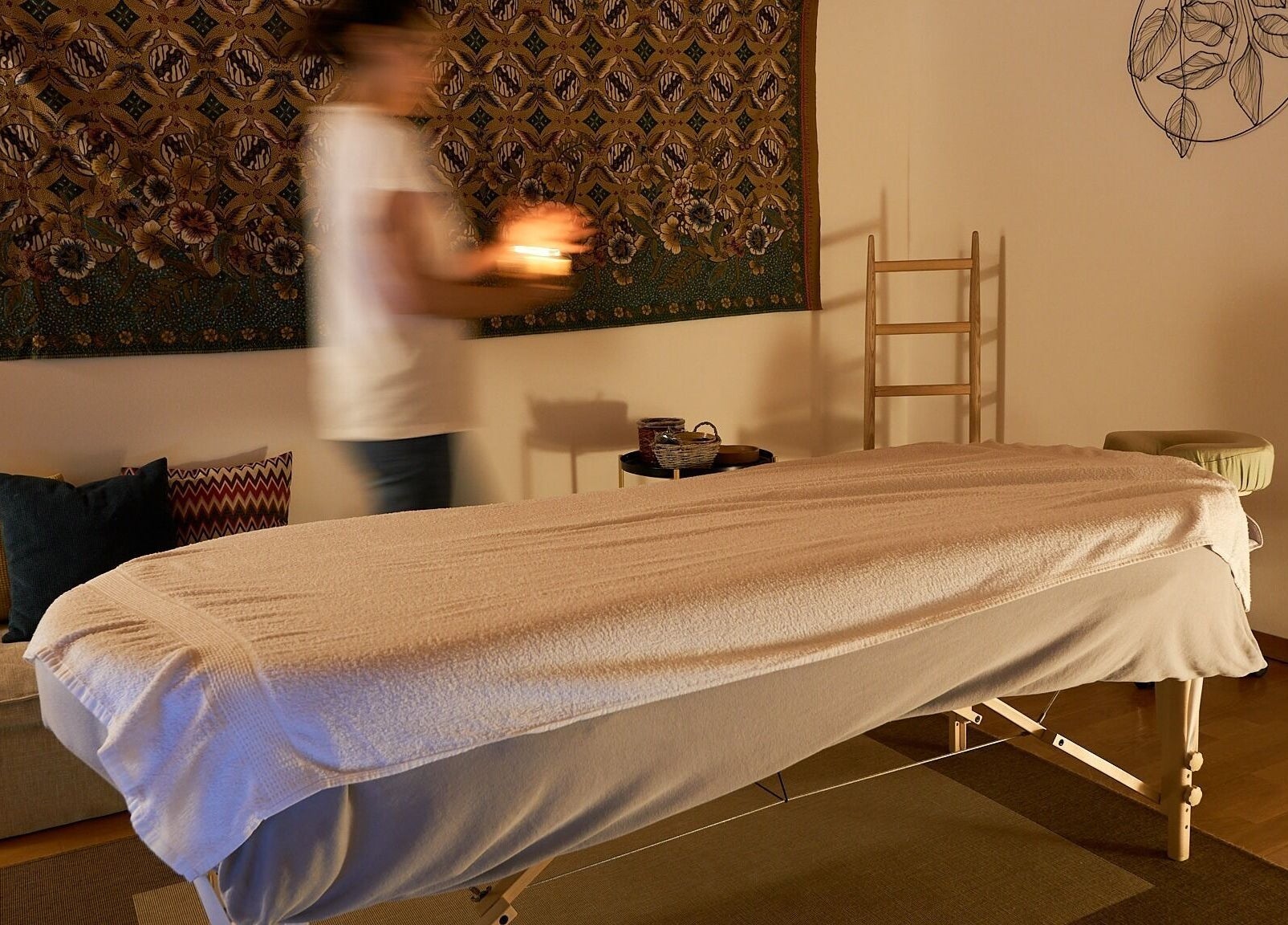 Salle de massage douce à À Toi À Moi, Romanel-sur-lausanne, Vaud, CH avec lumière apaisante.