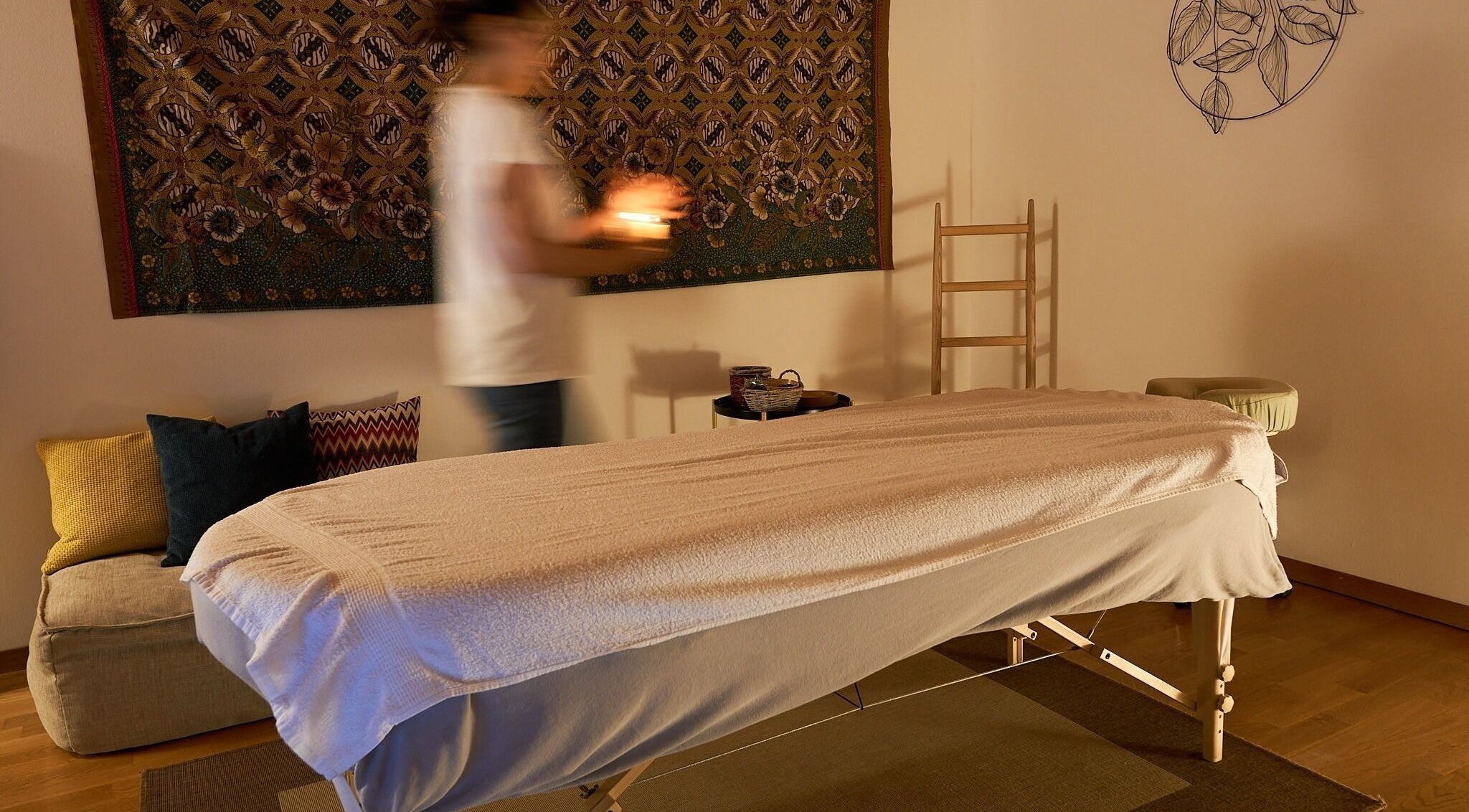 Salle de massage douce à À Toi À Moi, Romanel-sur-lausanne, Vaud, CH avec lumière apaisante.