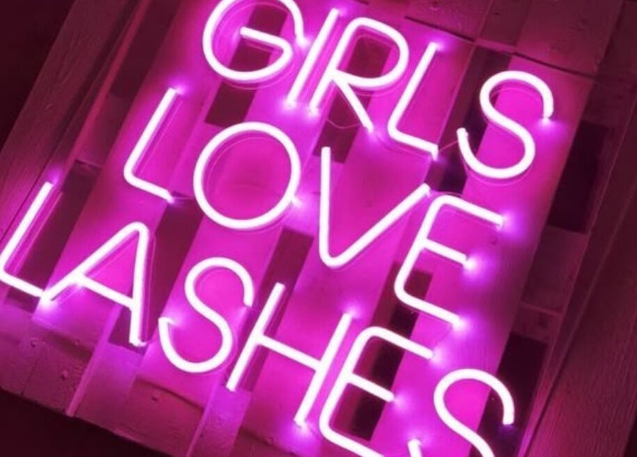Letrero de neón rosa que dice 'Girls Love Lashes' en AGOS LASHES, Dolores, Provincia De Buenos Aires, AR.