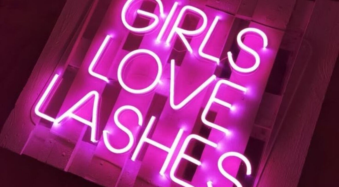 Letrero de neón rosa que dice 'Girls Love Lashes' en AGOS LASHES, Dolores, Provincia De Buenos Aires, AR.