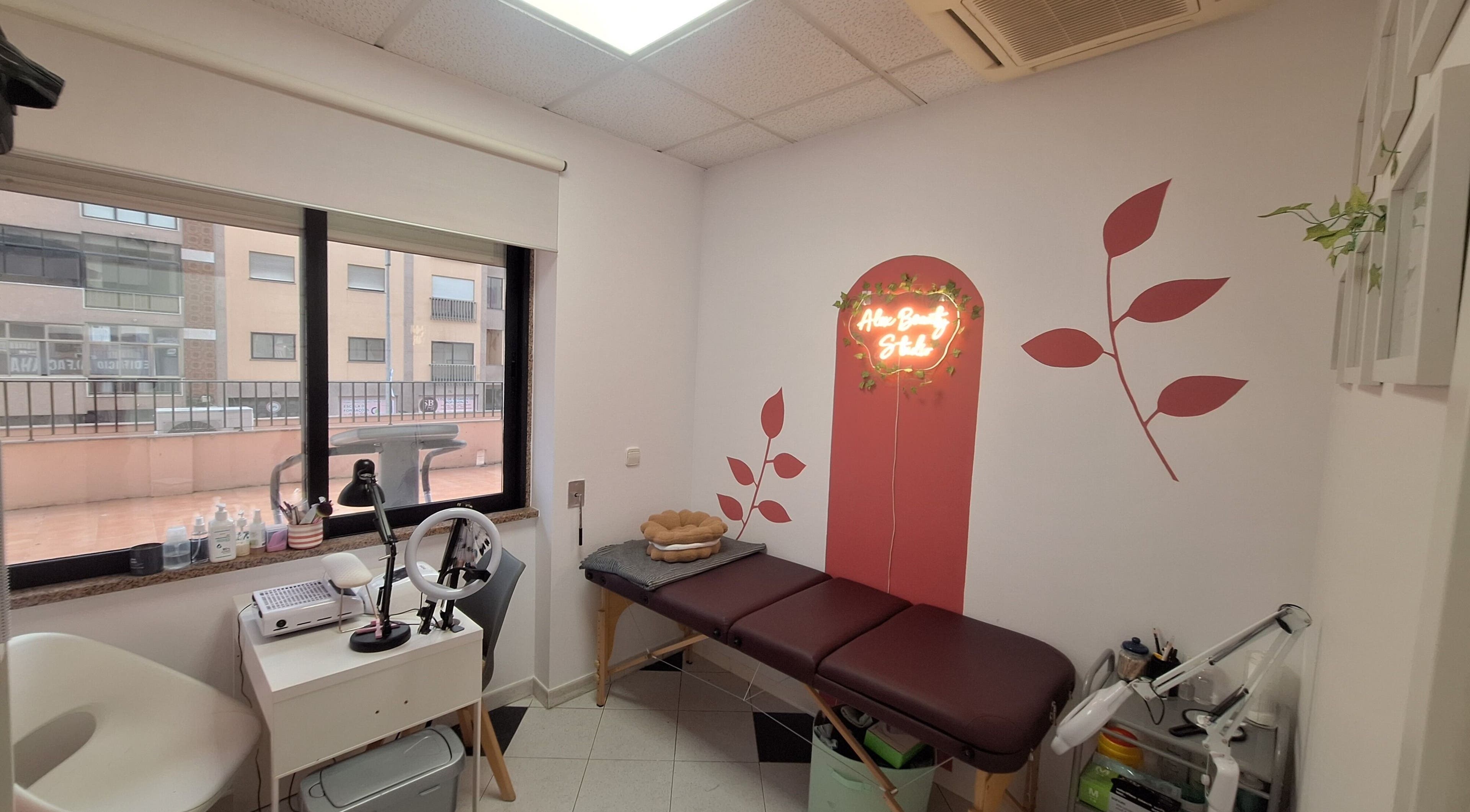 Sala de tratamento iluminada no Alex Beauty Studio, Lisboa, Lisboa, PT, com decoração elegante e aconchegante.