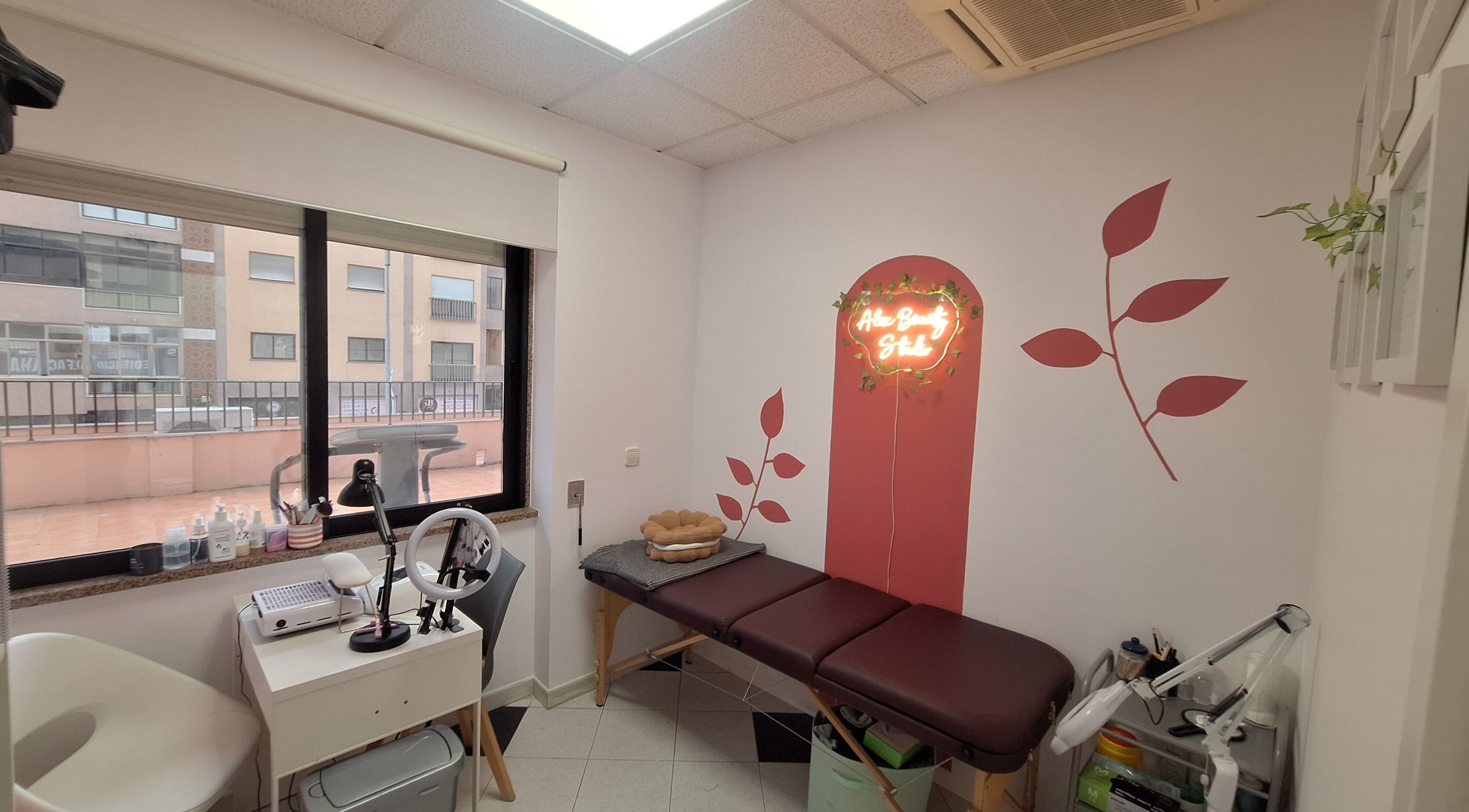 Sala de tratamento iluminada no Alex Beauty Studio, Lisboa, Lisboa, PT, com decoração elegante e aconchegante.