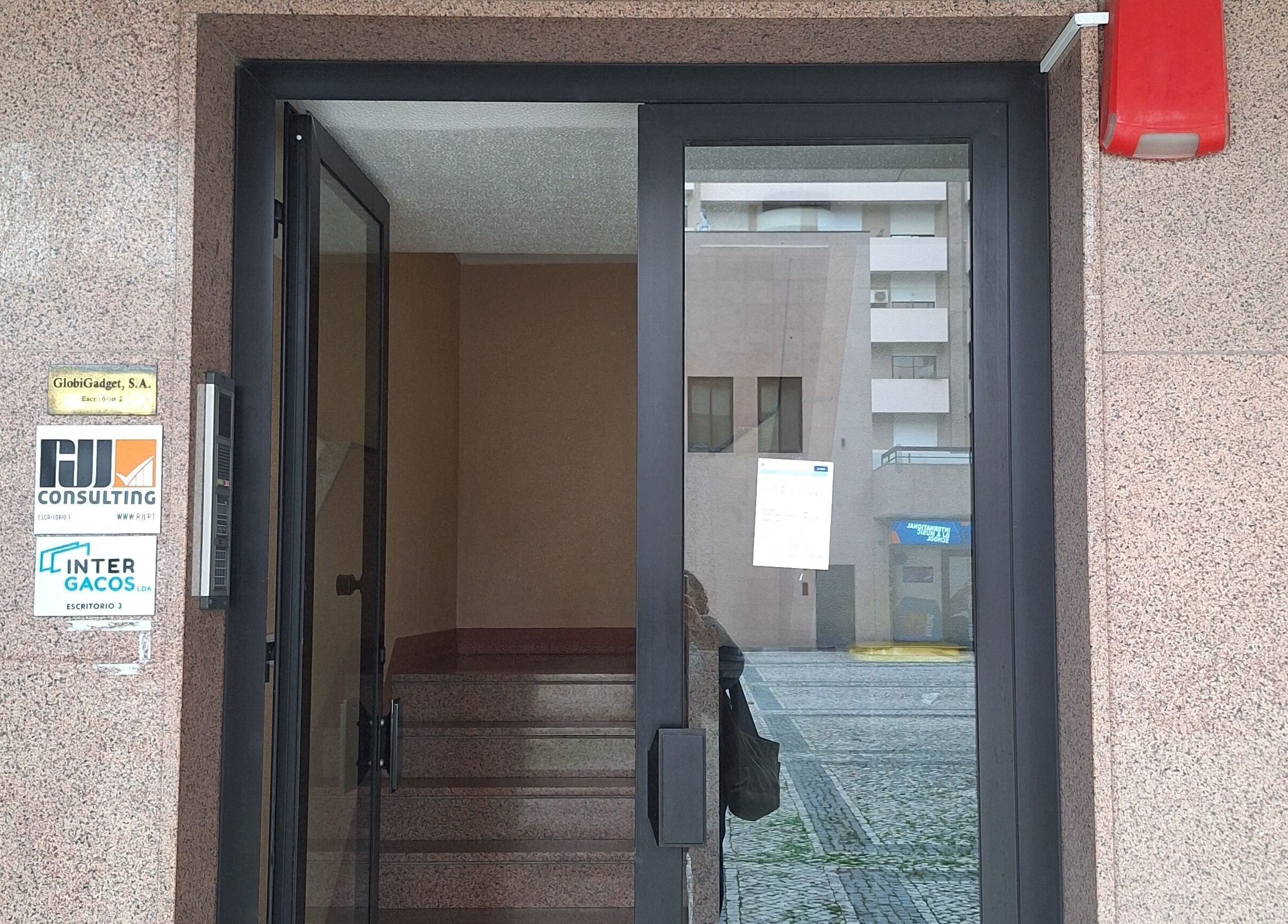 Entrada principal do Alex Beauty Studio, Lisboa, Lisboa, PT, destacando portas de vidro modernas.