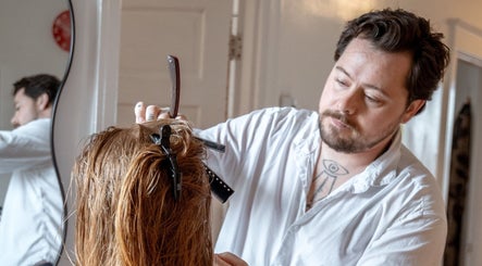 Hair professional styling at Les Coupes de Mathieu, Montréal, Québec, CA, showing expertise in hair care.
