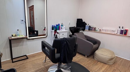 Cozy salon corner at Les Coupes de Mathieu, Montréal, Québec, CA with chair, mirror, and hair products.