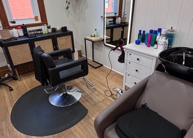 Chic hair studio at Les Coupes de Mathieu in Montréal, Québec, CA with styling chair and salon products.