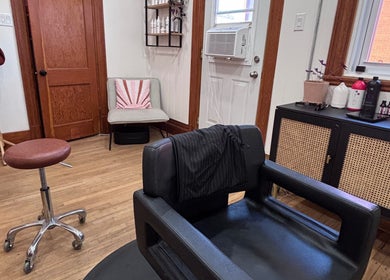 Cozy salon interior at Les Coupes de Mathieu, Montréal, Québec, CA, featuring modern furniture and decor.