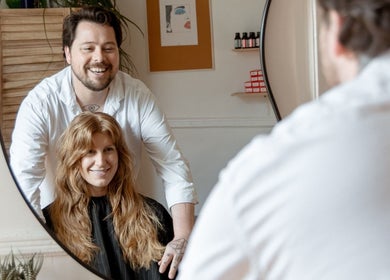 Stylish haircut at Les Coupes de Mathieu in Montréal, Québec, CA with a happy customer and attentive stylist.