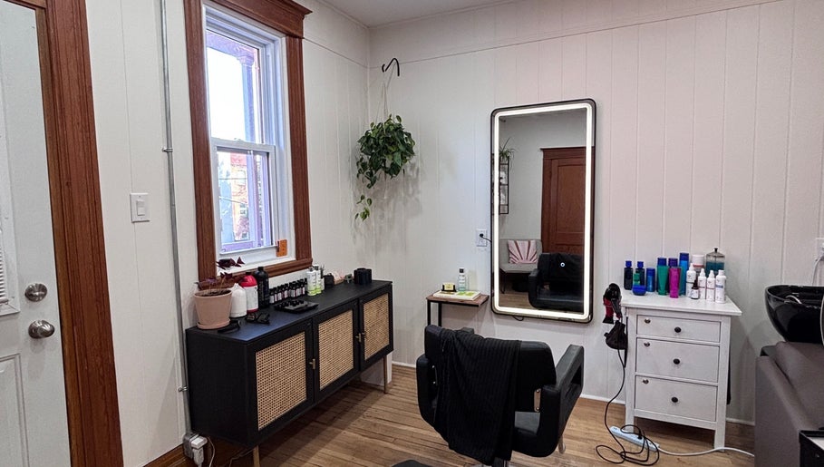 Elegant salon at Les Coupes de Mathieu, Montréal, Québec, CA with modern decor and styling station.