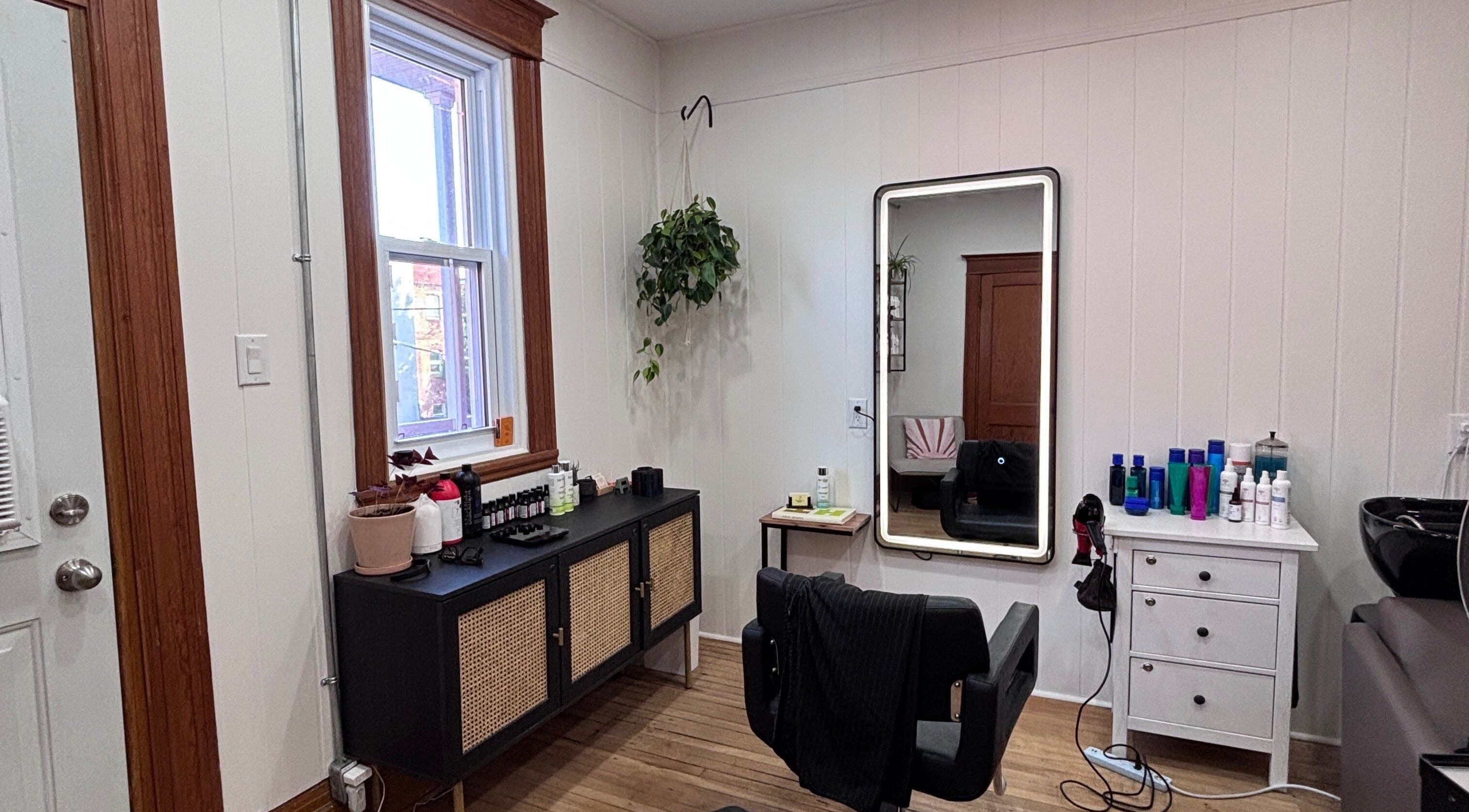 Elegant salon at Les Coupes de Mathieu, Montréal, Québec, CA with modern decor and styling station.