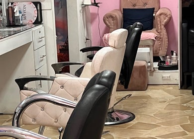 Sillas de salón en Mayon_makeup en Guayaquil, Guayas, EC, mostrando un espacio de belleza acogedor.