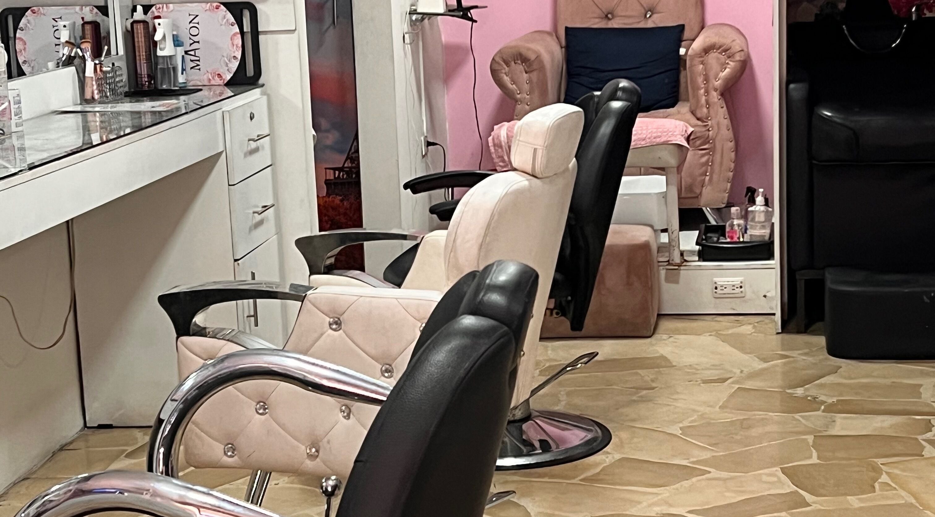 Sillas de salón en Mayon_makeup en Guayaquil, Guayas, EC, mostrando un espacio de belleza acogedor.
