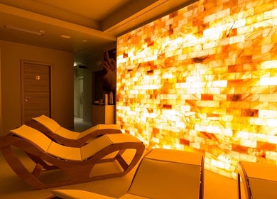 Sala relax illuminata d'ambra presso Estetica Spa Lùmi, Padova, Veneto, IT. Comfort e benessere garantiti.