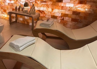 Lettini termali a Estetica Spa Lùmi, Padova, Veneto, IT, con sfondo in pietra di sale.