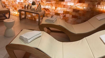 Lettini termali a Estetica Spa Lùmi, Padova, Veneto, IT, con sfondo in pietra di sale.