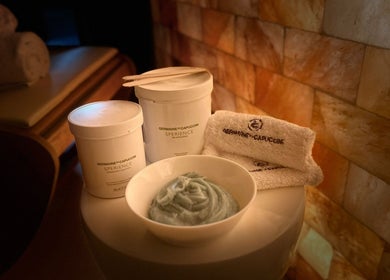 Prodotti benessere presso Estetica Spa Lùmi, Padova, Veneto, IT, su un tavolo elegante.