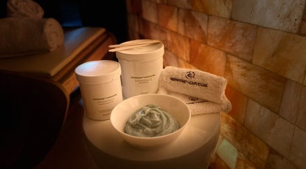 Prodotti benessere presso Estetica Spa Lùmi, Padova, Veneto, IT, su un tavolo elegante.