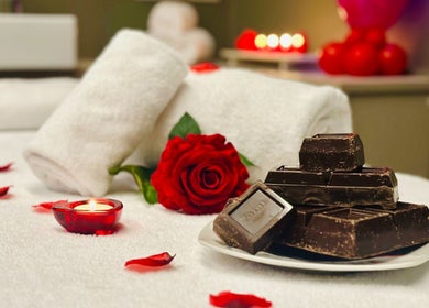 Atmosfera romantica a Estetica Spa Lùmi, Padova, Veneto, IT, con rose, cioccolato e candele.