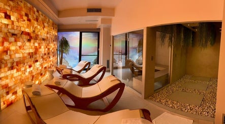Sala relax di Estetica Spa Lùmi con lettini moderni a Padova, Veneto, IT.