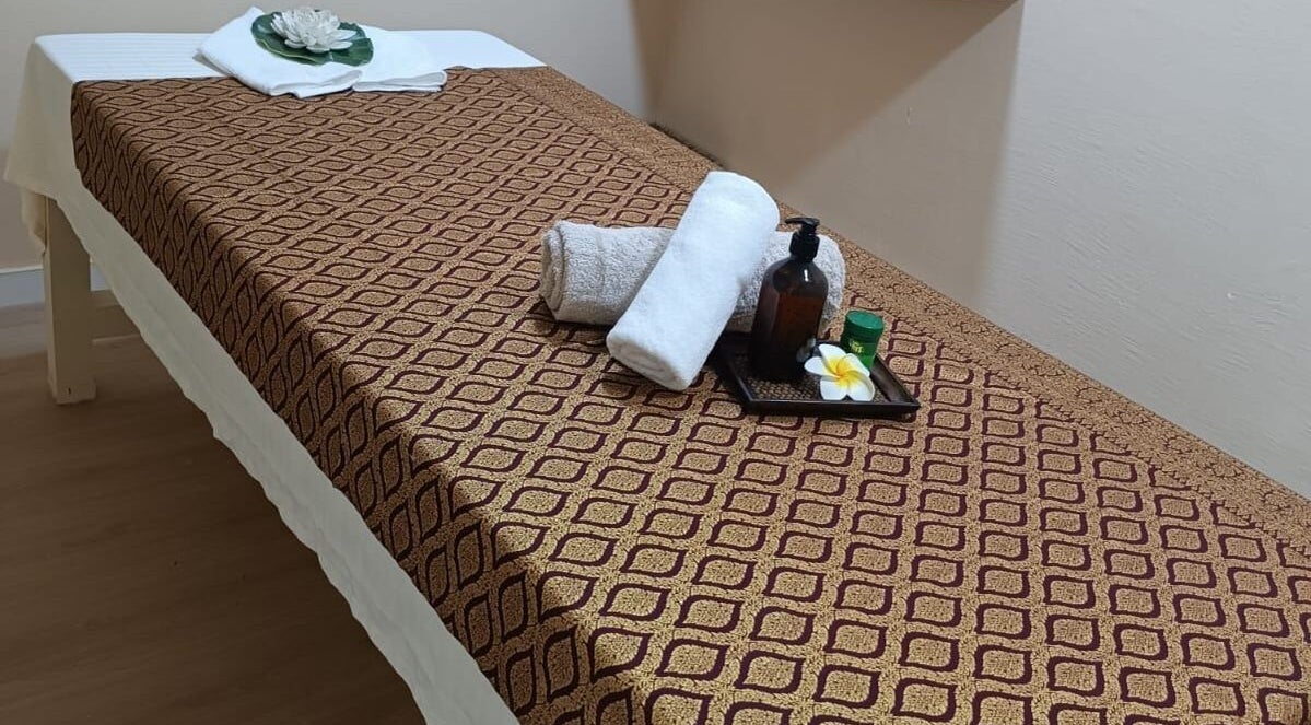 Relaxing massage table setup at Sayhithaimassage & Wellness, Parede, Lisboa, PT, with elegant decor.