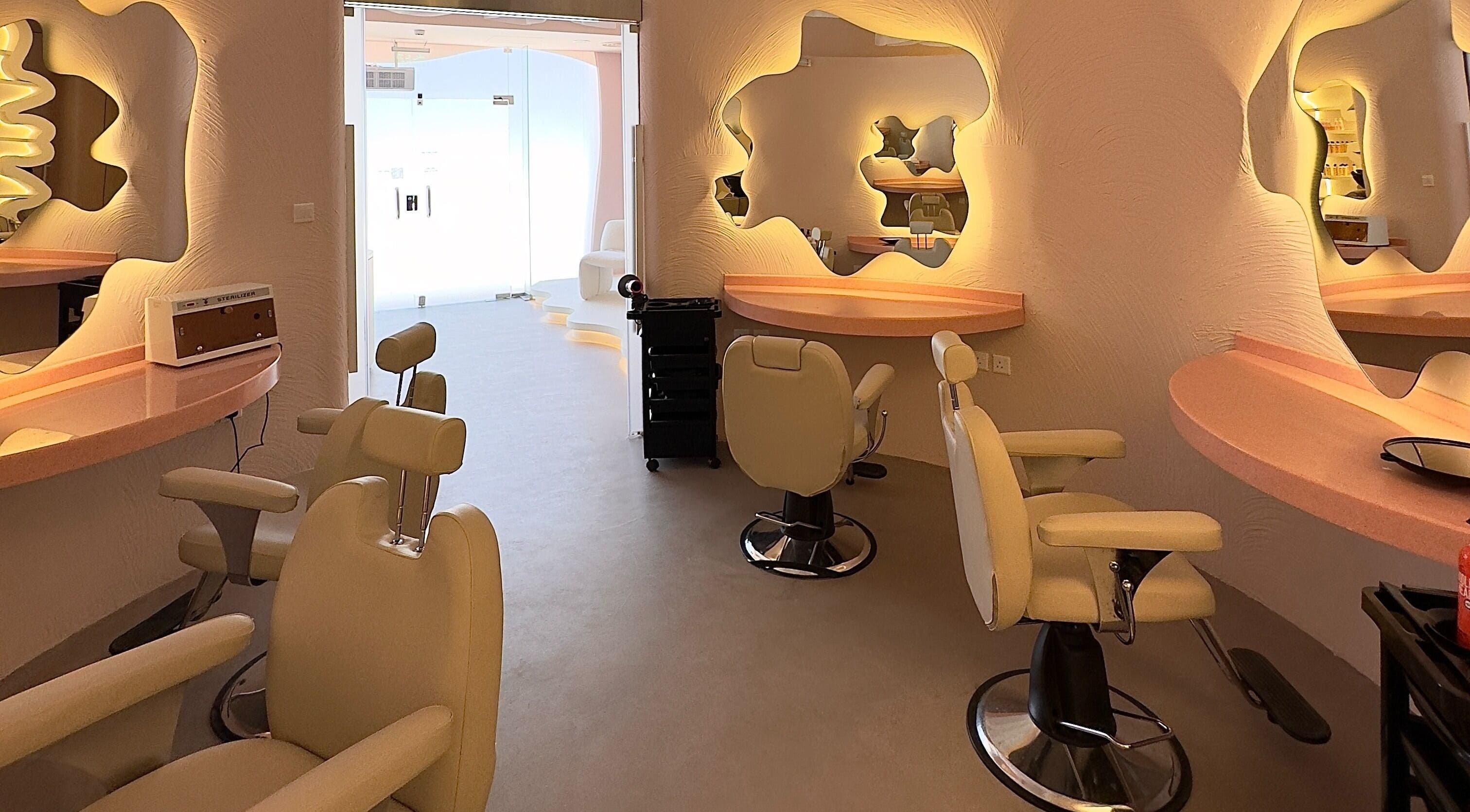 Modern salon interior at We Curl, الرياض, Riyadh Province, SA with stylish chairs and unique mirrors.