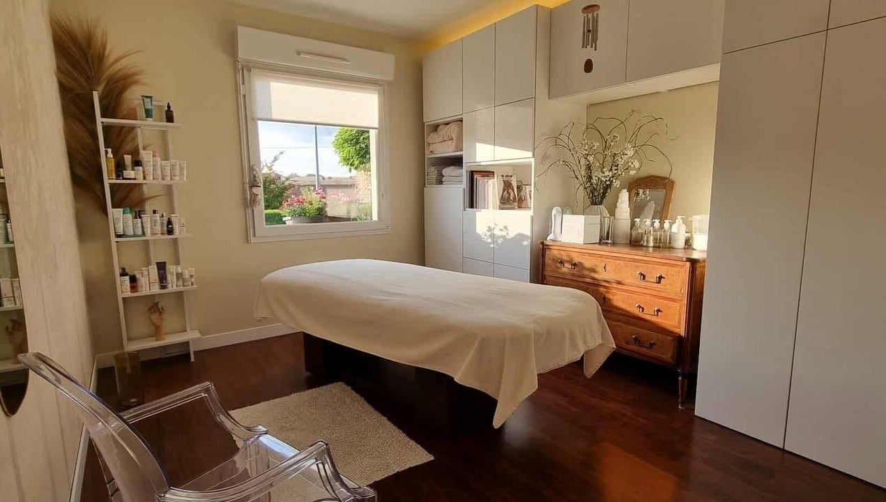 Intérieur apaisant de Beauté Et Compagnie à Delettes, FR, avec table de massage.