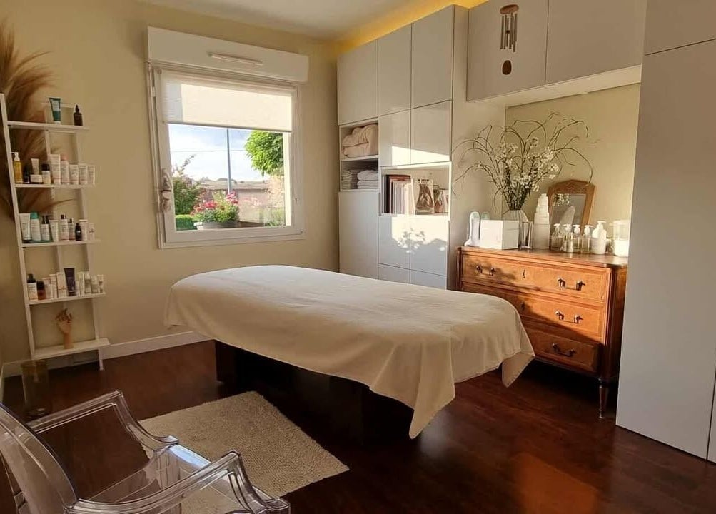 Intérieur apaisant de Beauté Et Compagnie à Delettes, FR, avec table de massage.