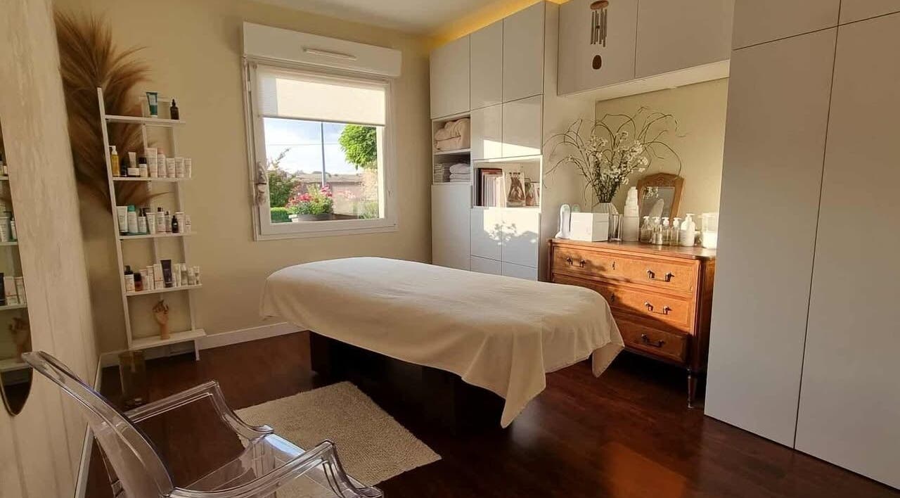 Intérieur apaisant de Beauté Et Compagnie à Delettes, FR, avec table de massage.