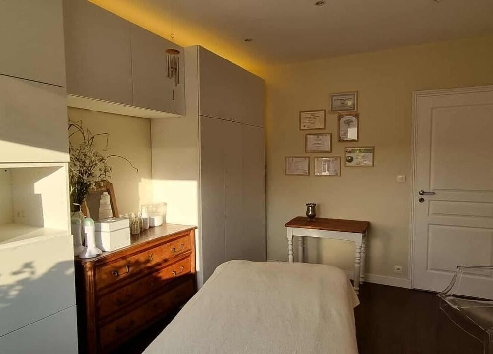 Salle de soin apaisante chez Beauté Et Compagnie à Delettes, FR avec décoration chaleureuse.