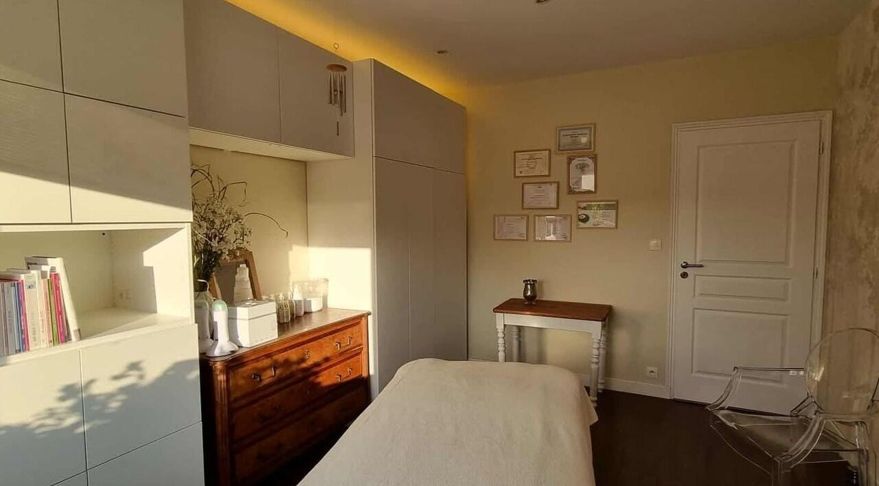 Salle de soin apaisante chez Beauté Et Compagnie à Delettes, FR avec décoration chaleureuse.