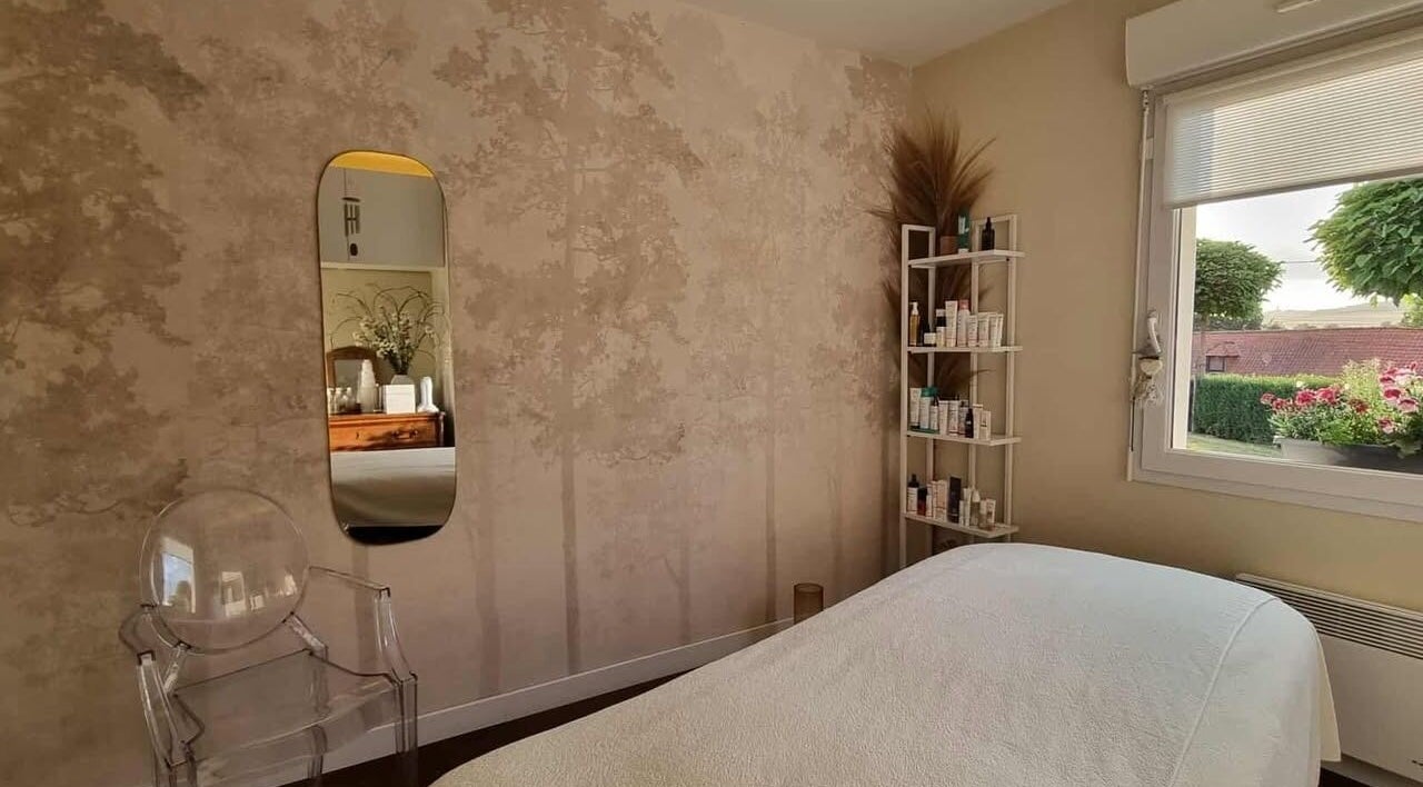 Salle de soin élégante chez Beauté Et Compagnie, Delettes, FR avec mur beige et miroir moderne.