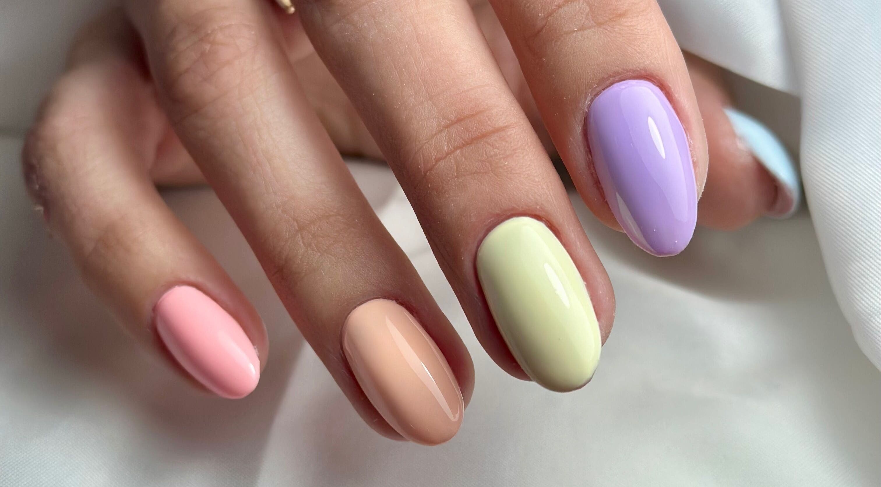 Manucure pastel élégante chez Math’beauté, Saint-jean-d'avelanne, Auvergne-rhône-alpes, FR.