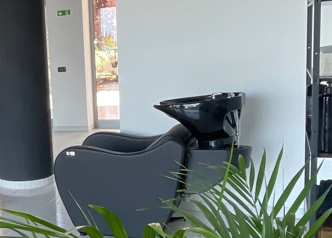 Area lavaggio elegante presso STORM, Capurso, Puglia, IT, con rifiniture moderne e atmosfera serena.