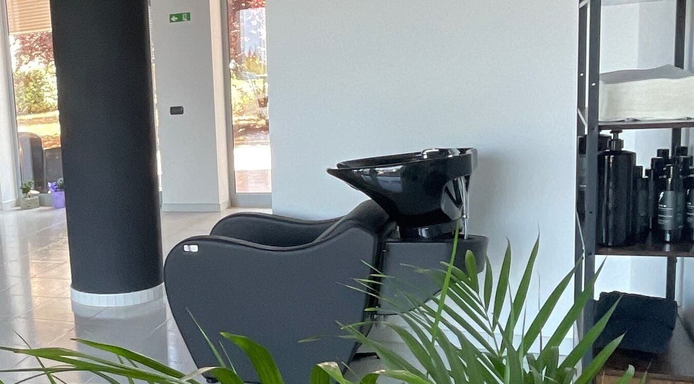 Area lavaggio elegante presso STORM, Capurso, Puglia, IT, con rifiniture moderne e atmosfera serena.