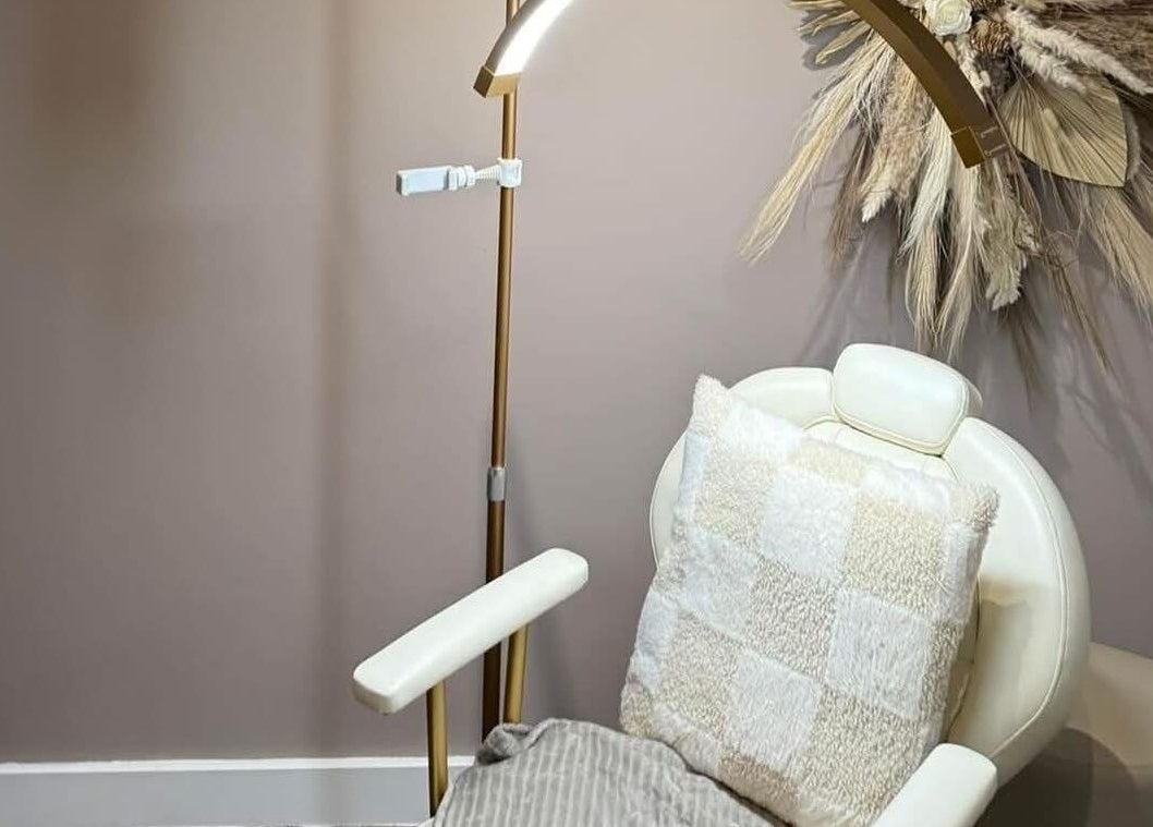 Cozy spa chair with lamp at Dolled Studios, Clipstone, England, GB. Perfect for relaxation and rejuvenation.