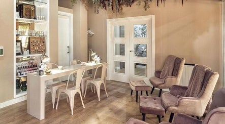 Espacioso salón en The Beauty Room, Sotogrande, España, ES, con sillas cómodas y decoración elegante.