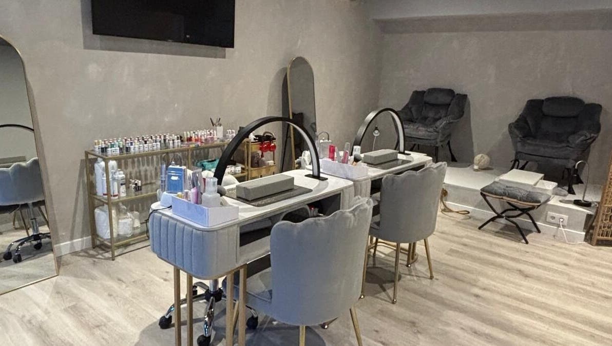 Espacio de manicura en Luna Glow, La Roca Del Vallès, Cataluña, ES, con estaciones modernas y elegantes.