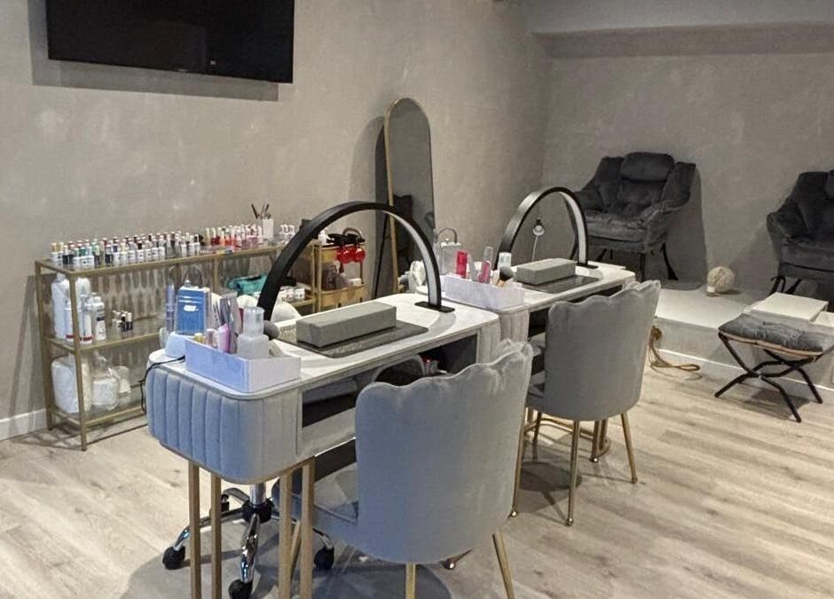 Espacio de manicura en Luna Glow, La Roca Del Vallès, Cataluña, ES, con estaciones modernas y elegantes.