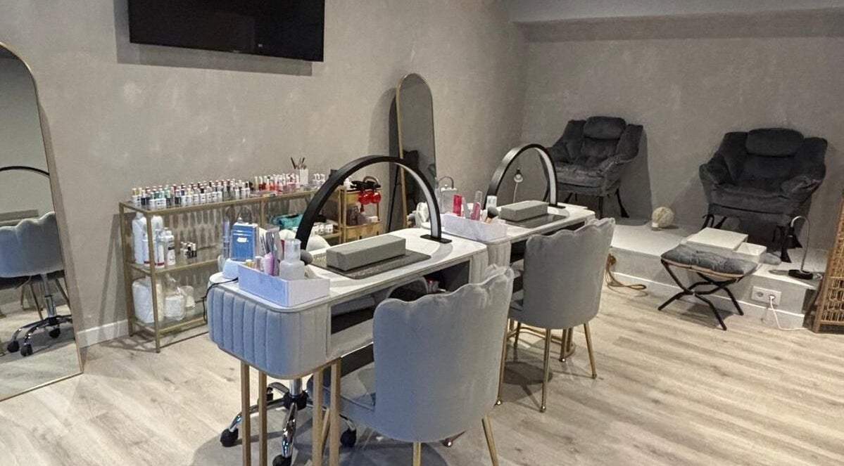 Espacio de manicura en Luna Glow, La Roca Del Vallès, Cataluña, ES, con estaciones modernas y elegantes.