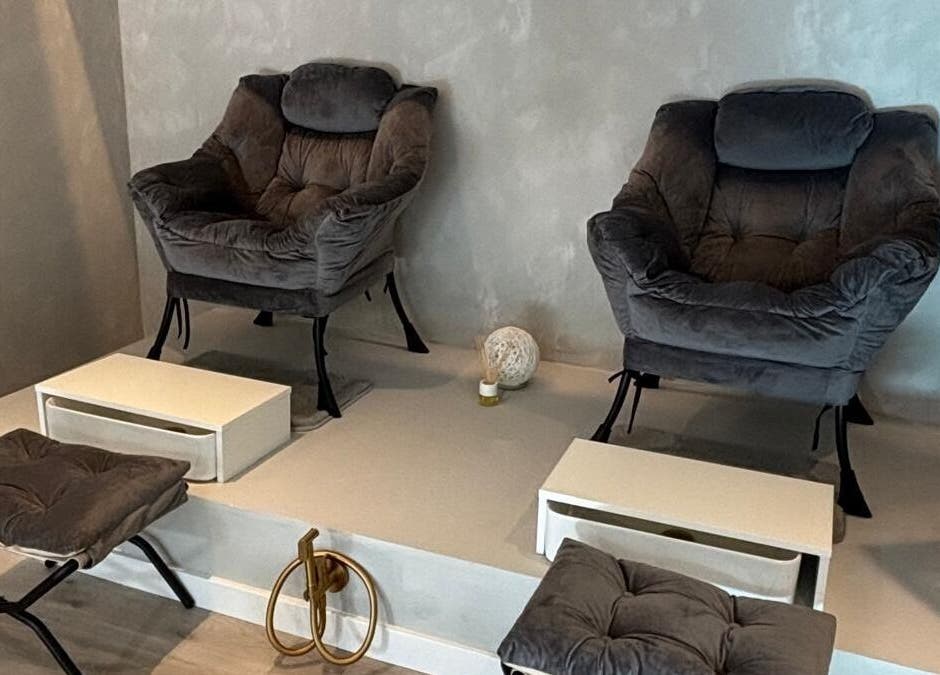 Sillas de relajación en Luna Glow, La Roca Del Vallès, Cataluña, ES, diseñadas para comodidad y bienestar.