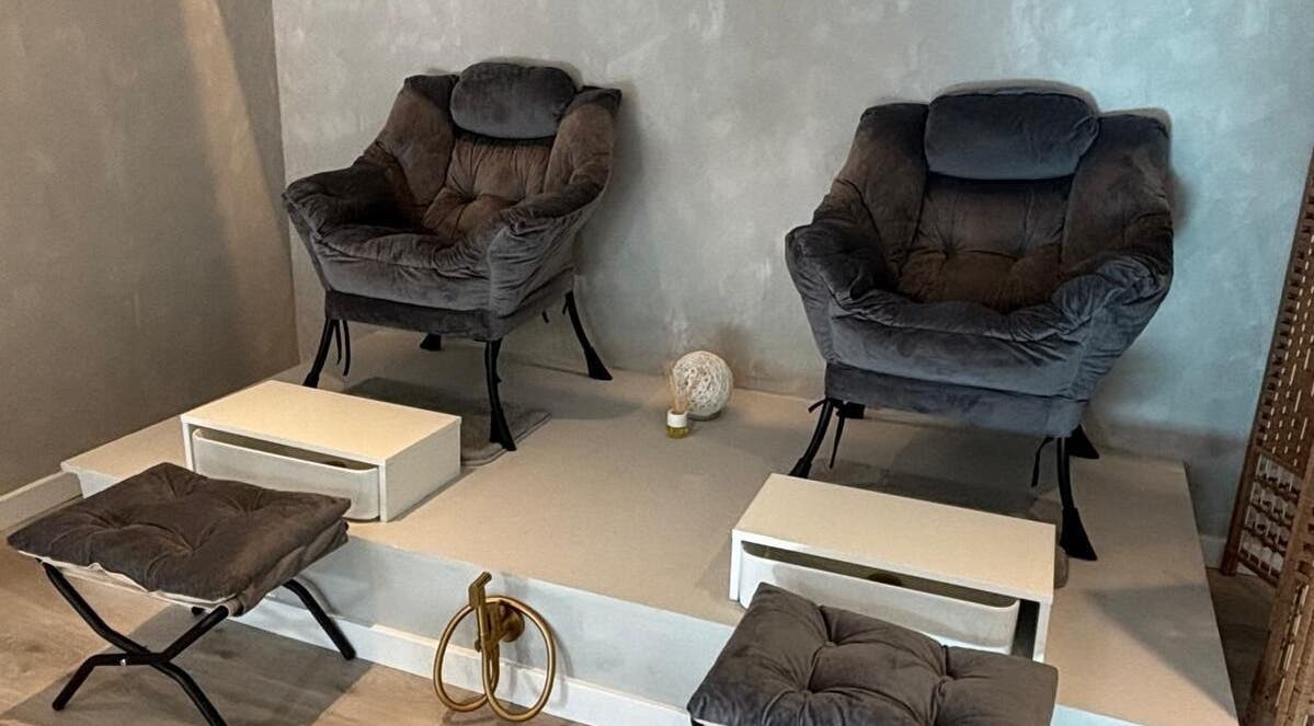 Sillas de relajación en Luna Glow, La Roca Del Vallès, Cataluña, ES, diseñadas para comodidad y bienestar.