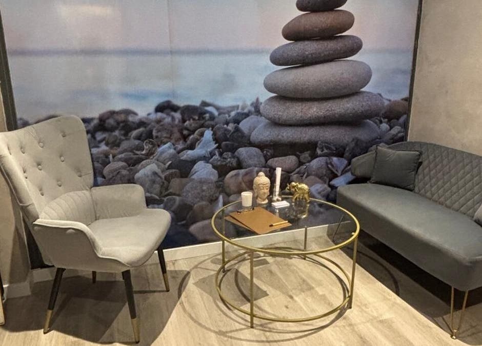 Sala relajante en Luna Glow, La Roca Del Vallès, Cataluña, ES con sillas modernas y decoraciones zen.