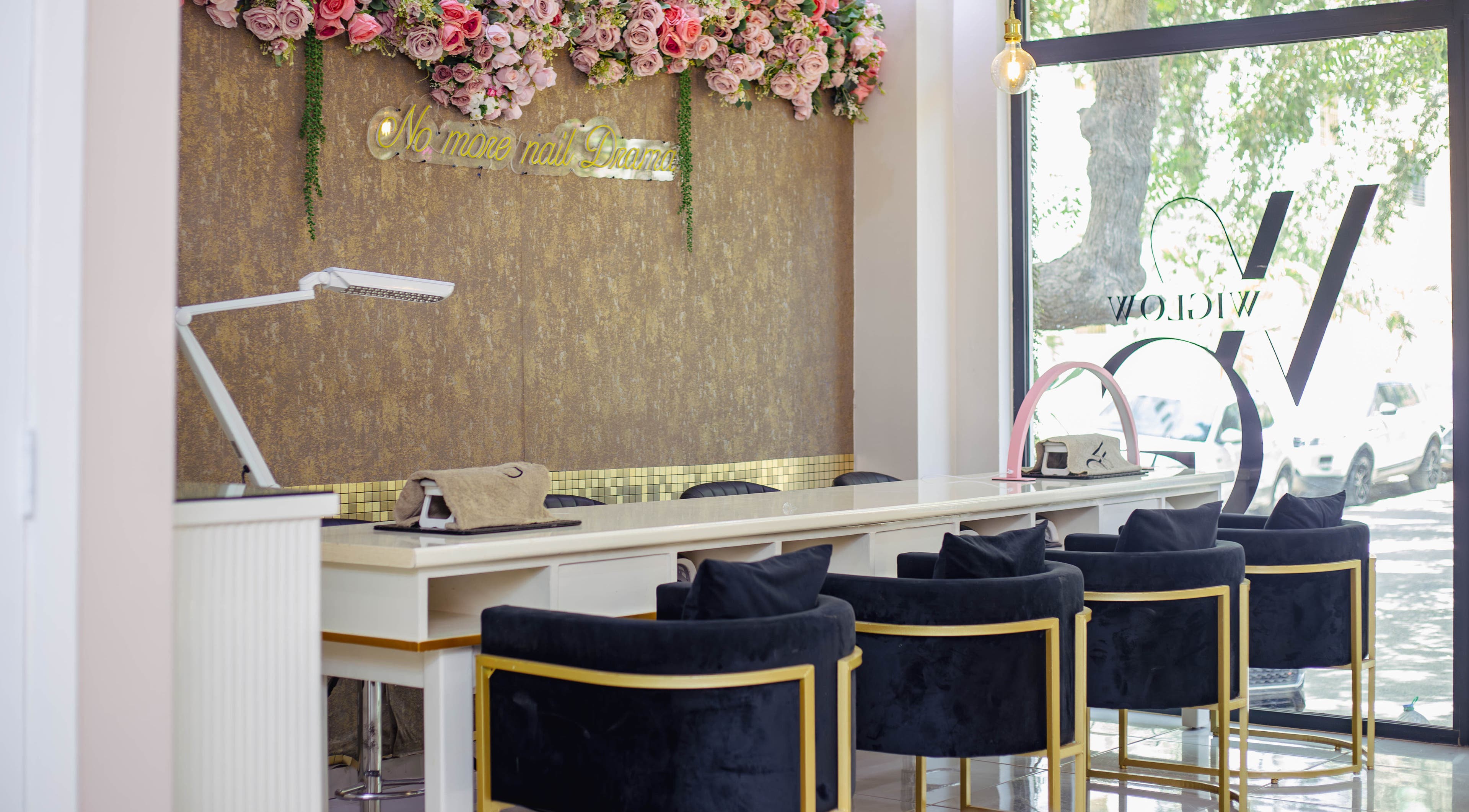 Intérieur élégant de Wiglow à Dakar, Région De Dakar, SN avec décor floral et espace manucure.