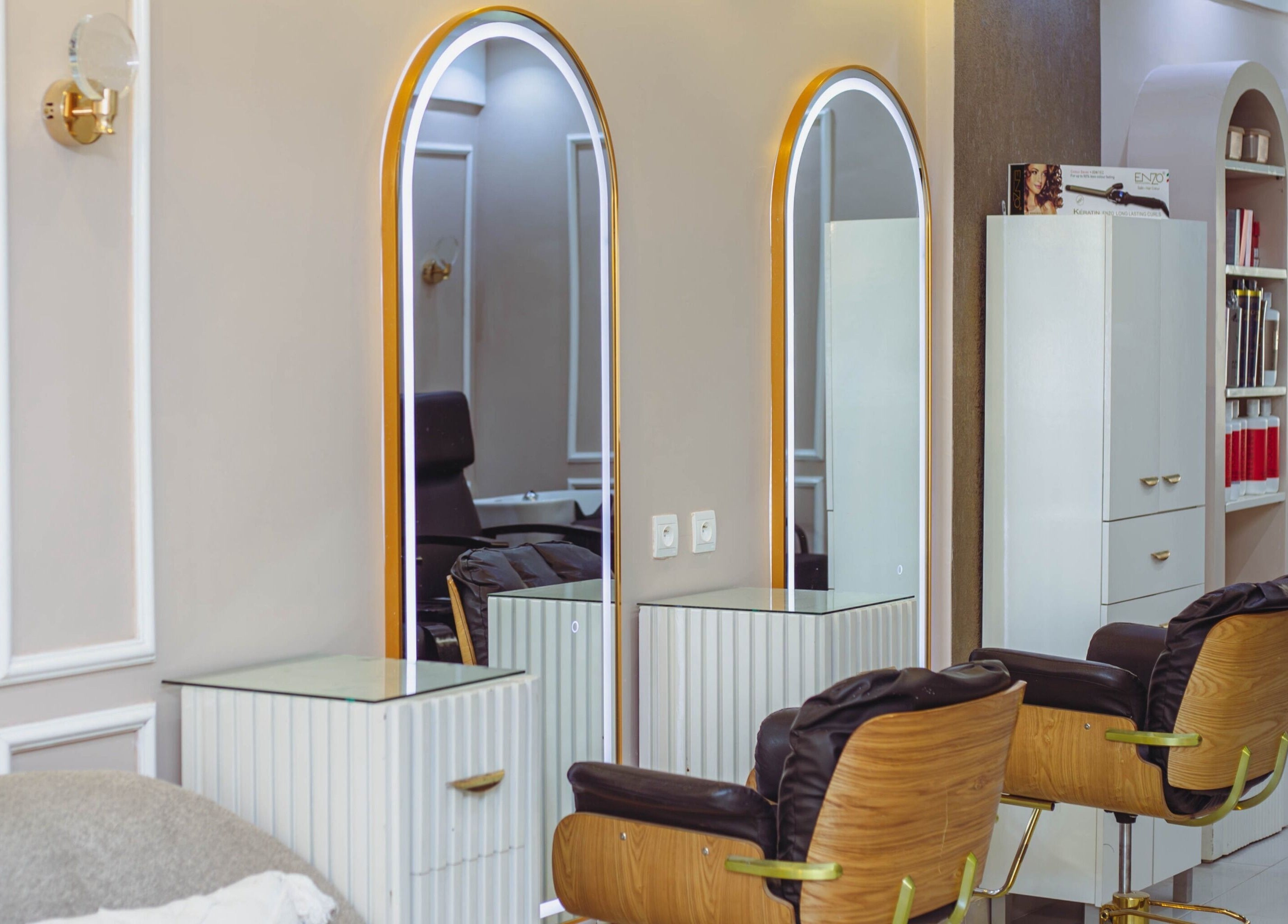 Salon moderne chez Wiglow à Dakar, Région De Dakar, SN, avec miroirs lumineux et fauteuils confortables.