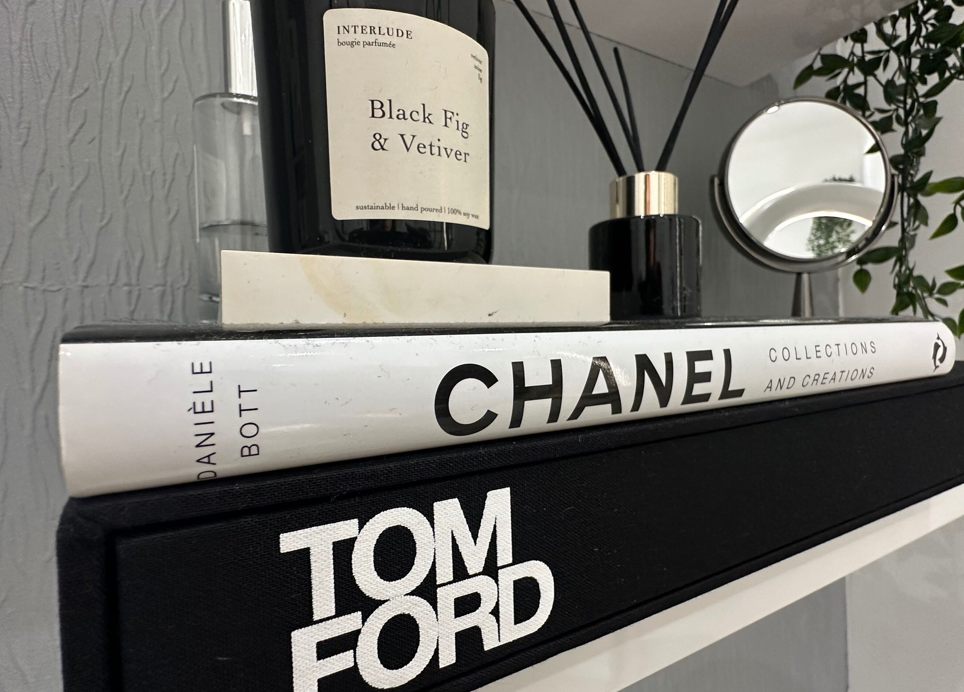 Stylish shelf display at The Private Practice (Birmingham), Birmingham, England, GB with books and decor.