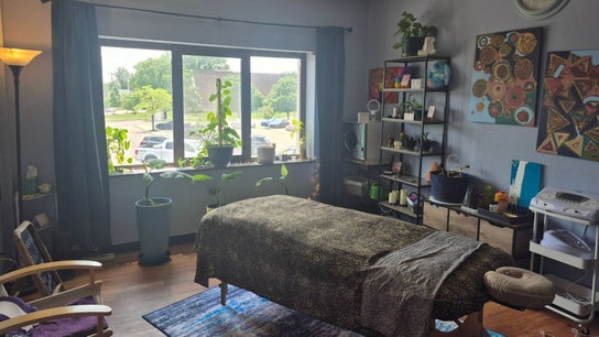 Mo'Living Massage & Studio  LLC