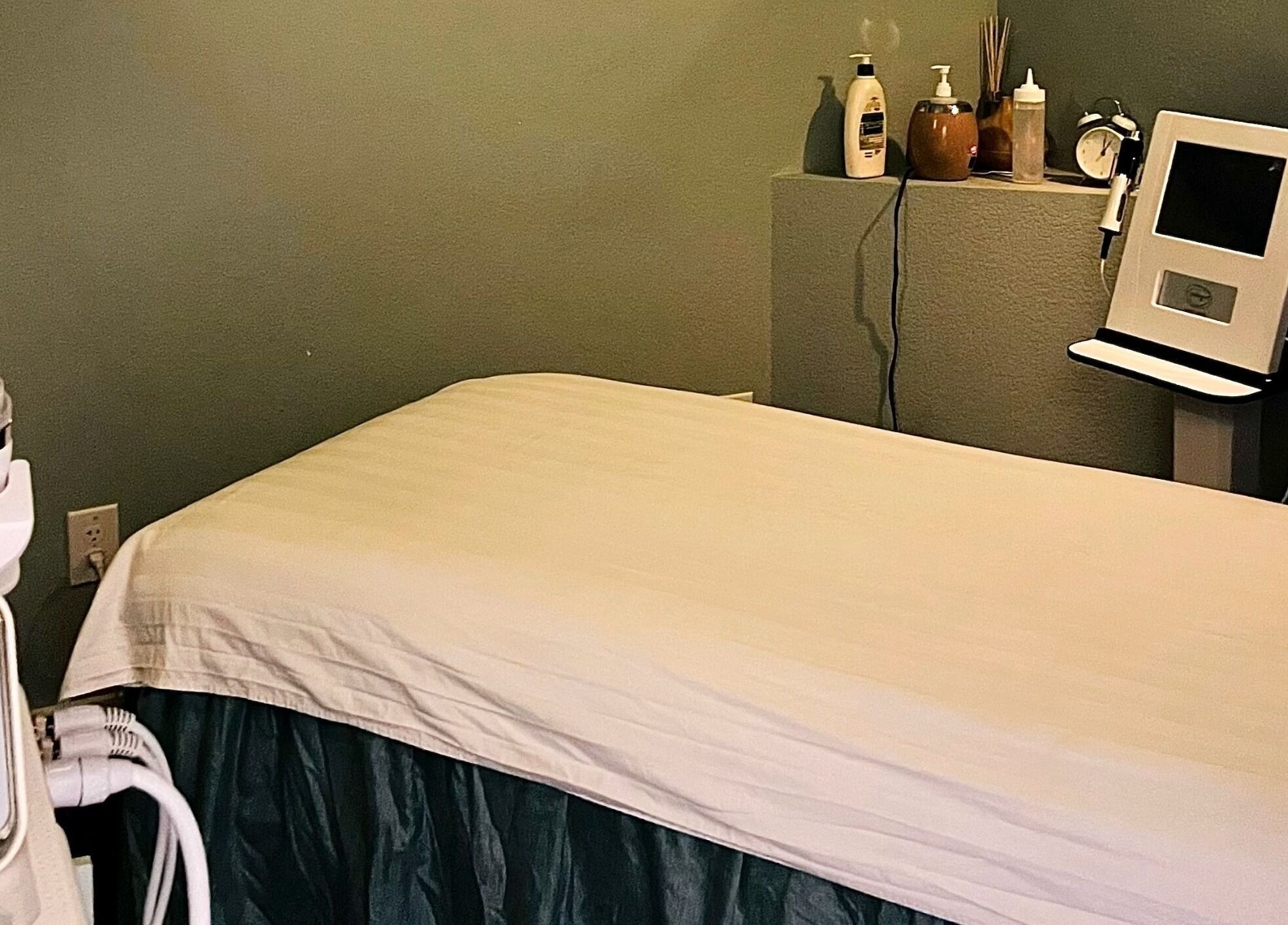 Tranquil treatment space at Su Microblading & Wellness Massage in Parker, Colorado, US with essential equipment.